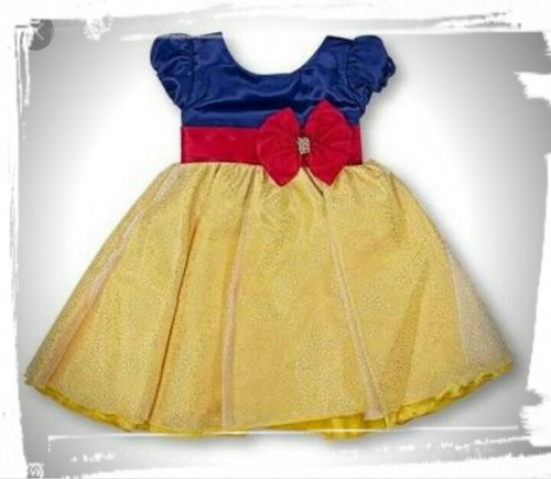 bebe vestida de branca de neve